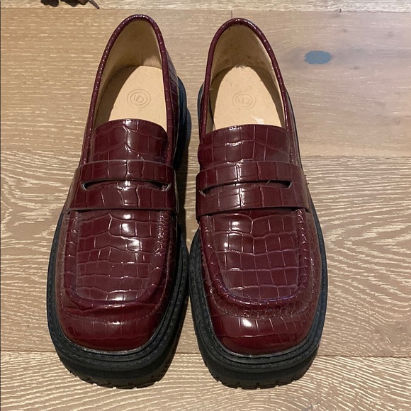 Urban Outfitters Shoes Womens 9 Sara Wine Penny Loafers Burgundy Leather Croc - Picture 1 of 4